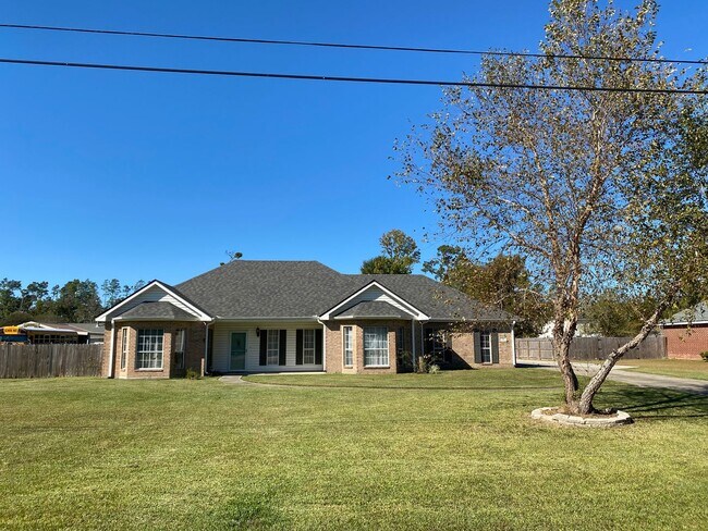 Building Photo - Moss Bluff Area