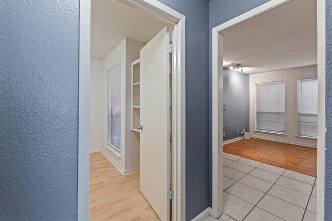 Building Photo - 2708 S 1st St