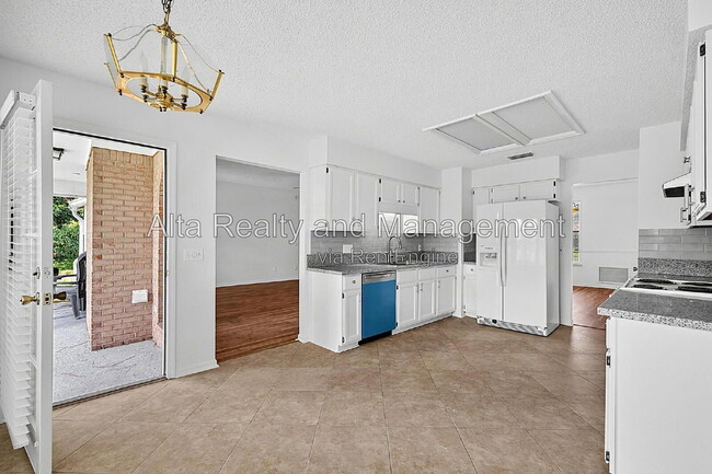 Building Photo - 8426 Country Bend Cir W