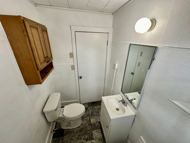 Building Photo - Two Bedroom, 1 Bath House in Columbia!