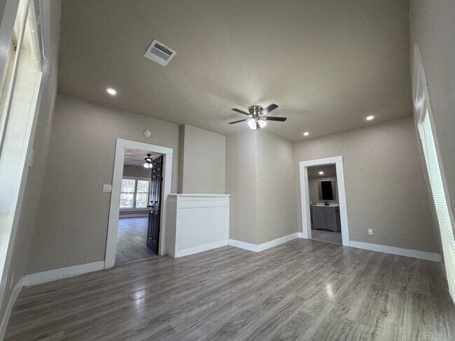 Building Photo - 418 N Clements St
