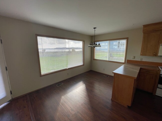 Building Photo - ***PENDING APPLICATION***Adorable Single Story 2 Bedroom Home Right on the Water!