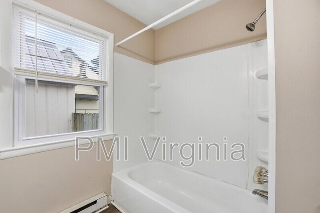 Building Photo - 1109 Hillside Ave