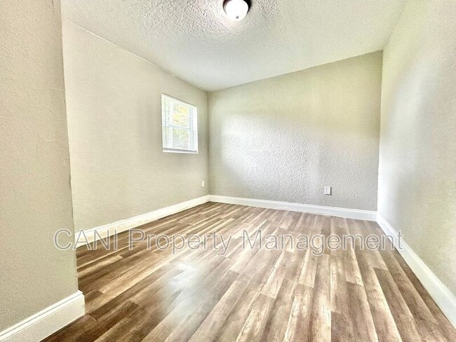 Building Photo - 418 Charles St