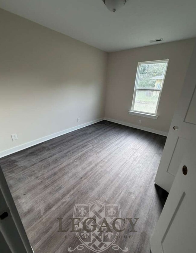 Building Photo - 214 W Lokey Ave