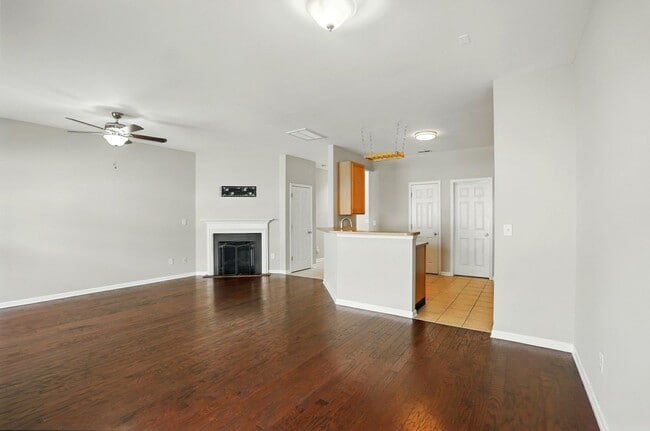 Building Photo - 2 Bedroom Townhome in Pineville!