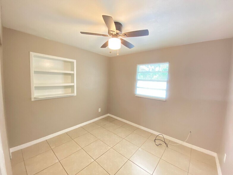 Building Photo - Nice 3 bedroom 2 bathroom House with Scree...