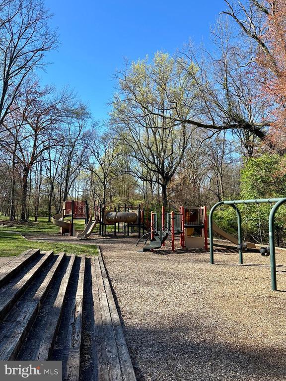 Building Photo - 2235 Abbotsford Dr