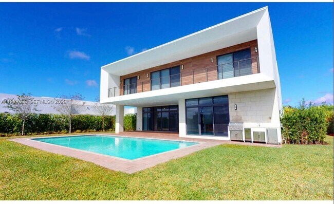 Building Photo - 16580 Sunset Way