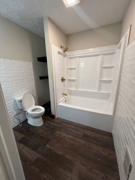 2nd Floor Full Bath - 1235 Tecumseh St