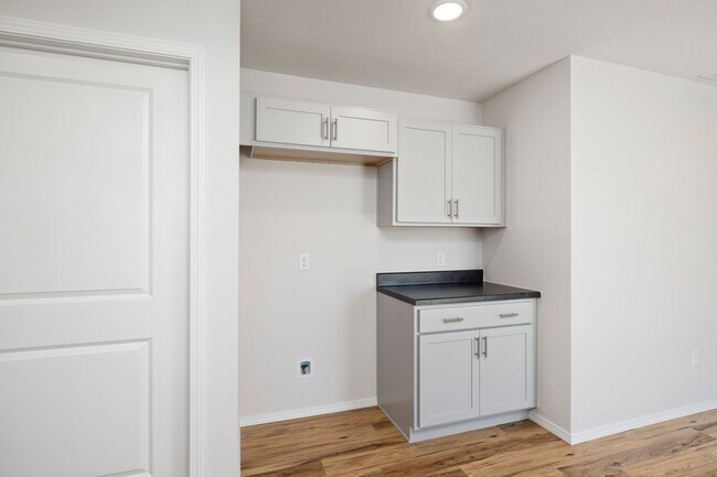 Building Photo - 3 Bedroom Rental with Fence!