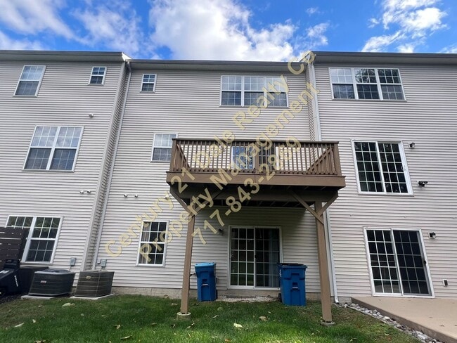 Building Photo - Beautiful 3 BR, 2.5 Bath home in Woodcrest Hills Condo located in Central York School District