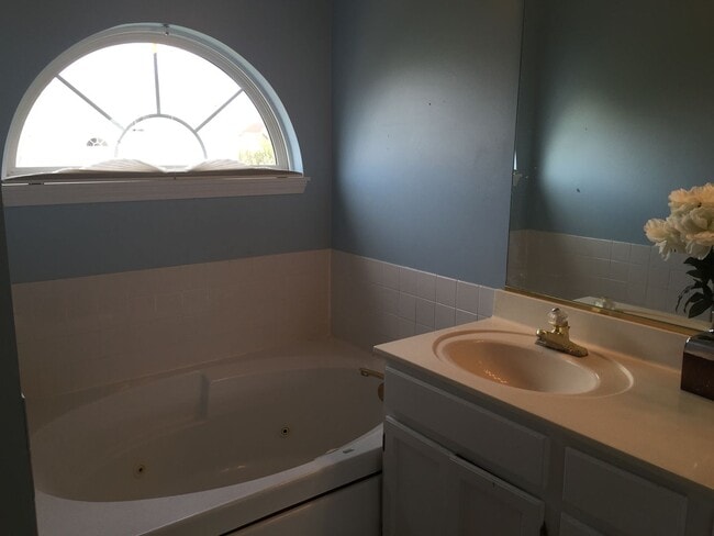 Building Photo - 844 Violet Cir