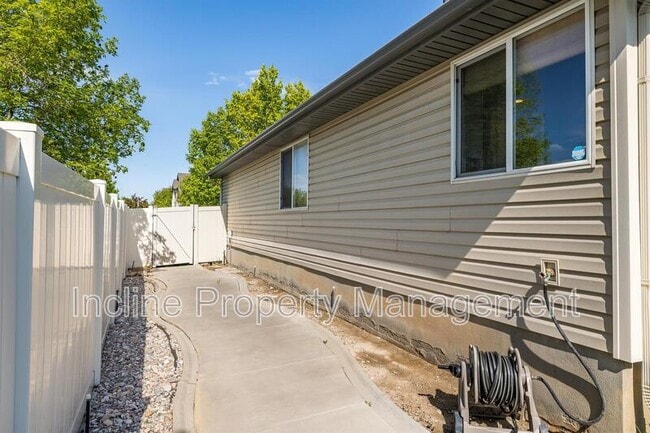 Building Photo - 702 Durham Dr