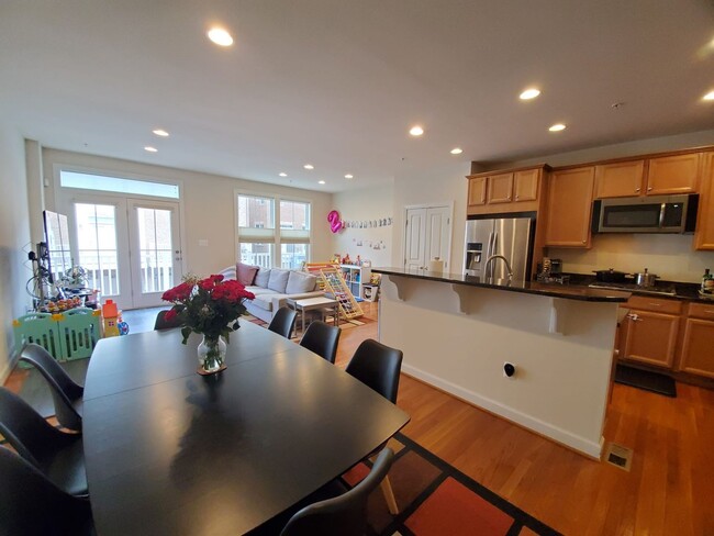 Building Photo - Beautiful 4 Bedroom Townhome in Gaithersburg!