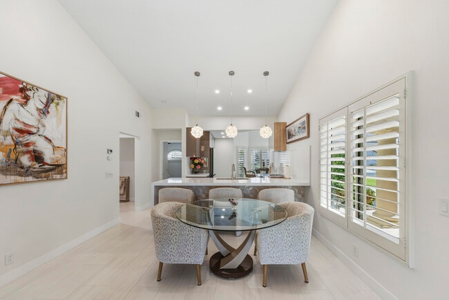 Building Photo - 269 Vista Royale Cir W