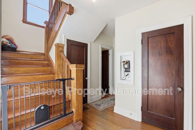 Building Photo - 525 W Lynwood St