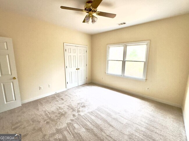 Building Photo - 219 Deerhill Dr