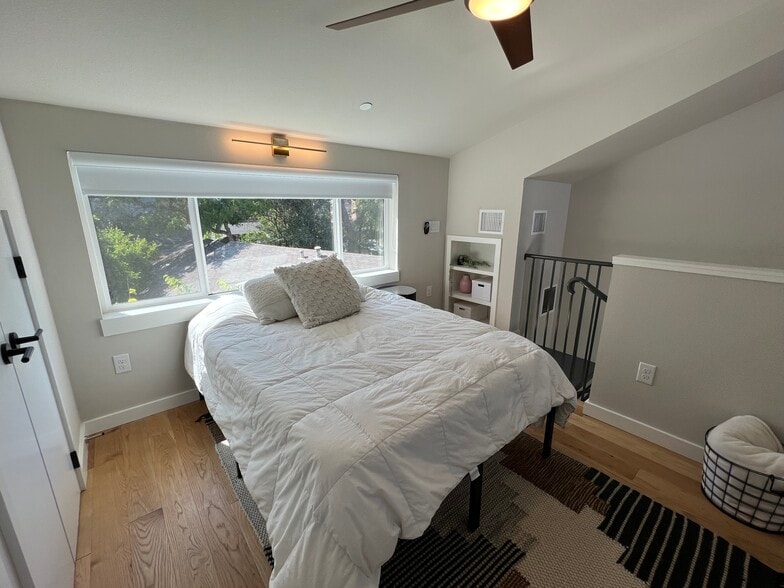 loft room - 913 Duncan Ln