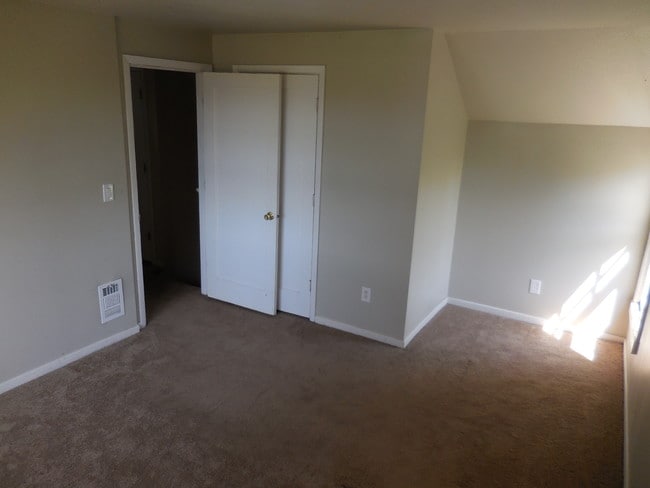 Building Photo - 16093 SW Roy Rogers Rd