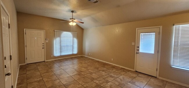 Building Photo - Lovely 2 Bed/2 Bath Duplex in Trimmier Est...