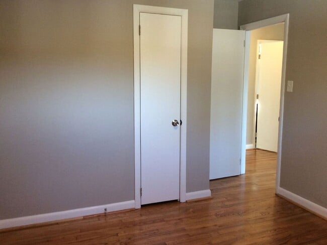 Building Photo - Charming 2Bed/1Bath Triplex in North Raleigh!