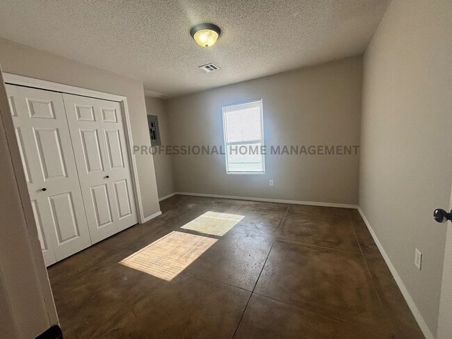 Building Photo - Spacious 5 Bedroom 3 Bath Home Near Hutchi...