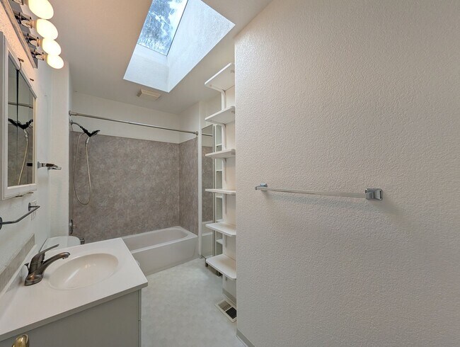 Building Photo - 5bd/2ba Burien Home
