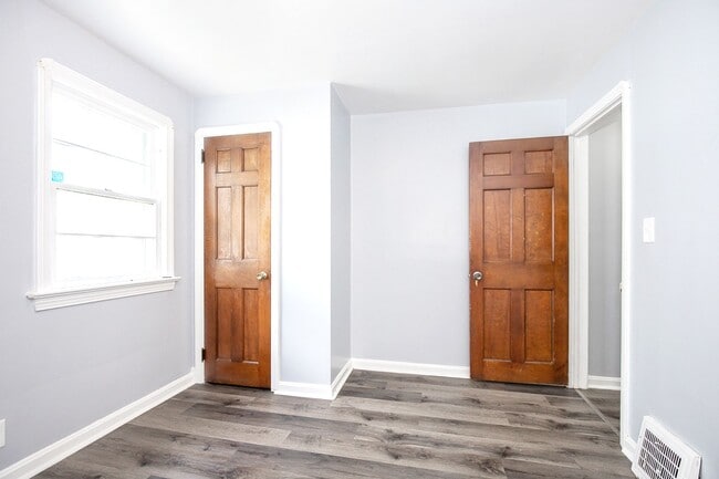 Building Photo - 3 BED 1.5 BATH BEAUTIFUL SINGLE FAMILY HOM...