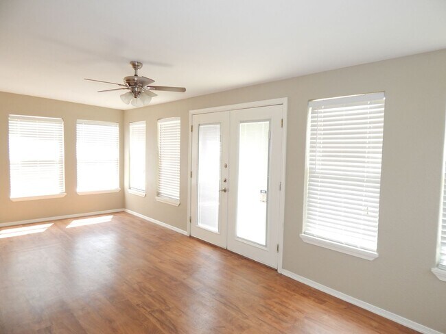 Building Photo - South Tyler, Beautiful 3 Bedroom, 2 Bath Home with RV Parking!
