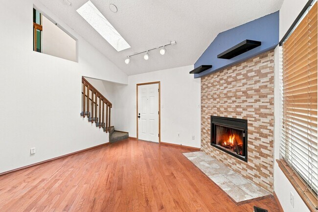Building Photo - 3 bed, 3 full bath - perfect for roommates!