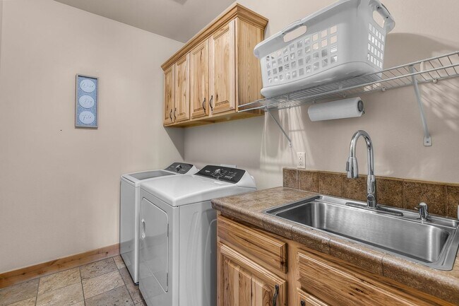 Building Photo - 3 Bed 2.5 bath plus Office/den-Townhome-Ri...