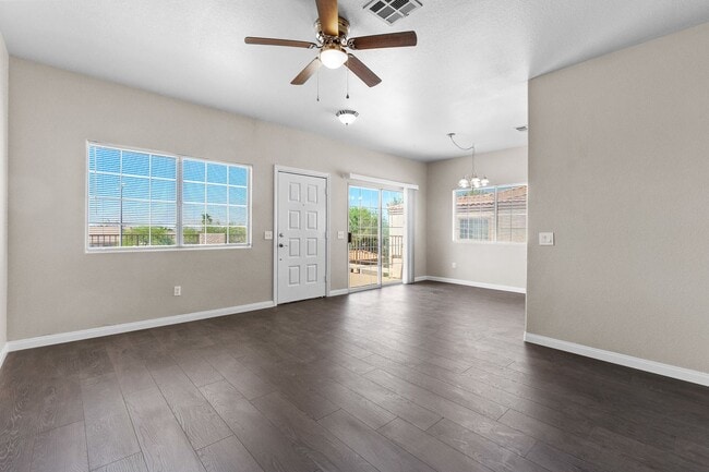 Building Photo - Gorgeous 2 Bedroom Townhome with attached ...