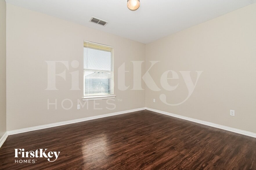 Building Photo - 1818 Willowbrook Dr