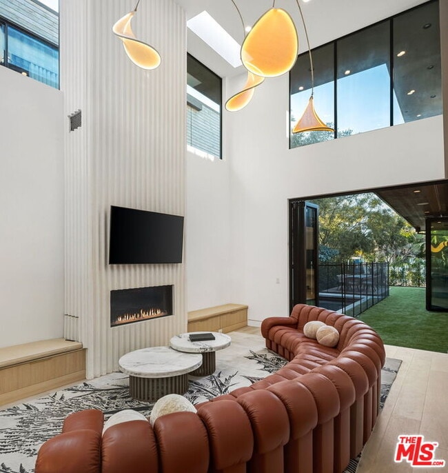 Building Photo - 738 Palms Blvd