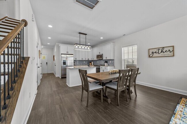 Building Photo - Salisbury Townhome w/ Garage