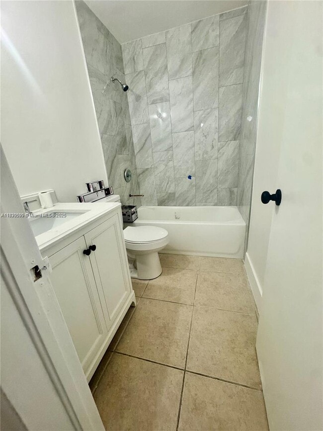 Building Photo - 539 W 40th Pl