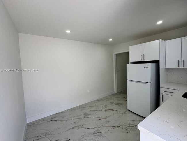Building Photo - 11000 SW 47th Terrace