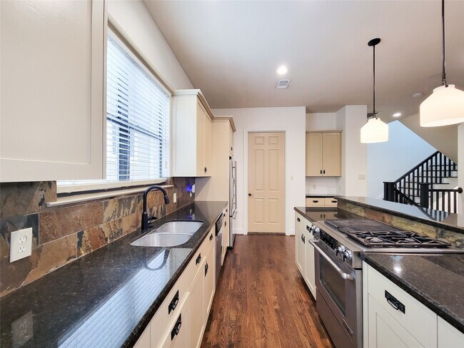 Building Photo - 1605 W 14th St