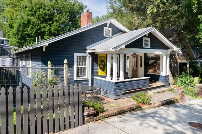 Building Photo - Beautifully Updated House - Awesome Montford Location