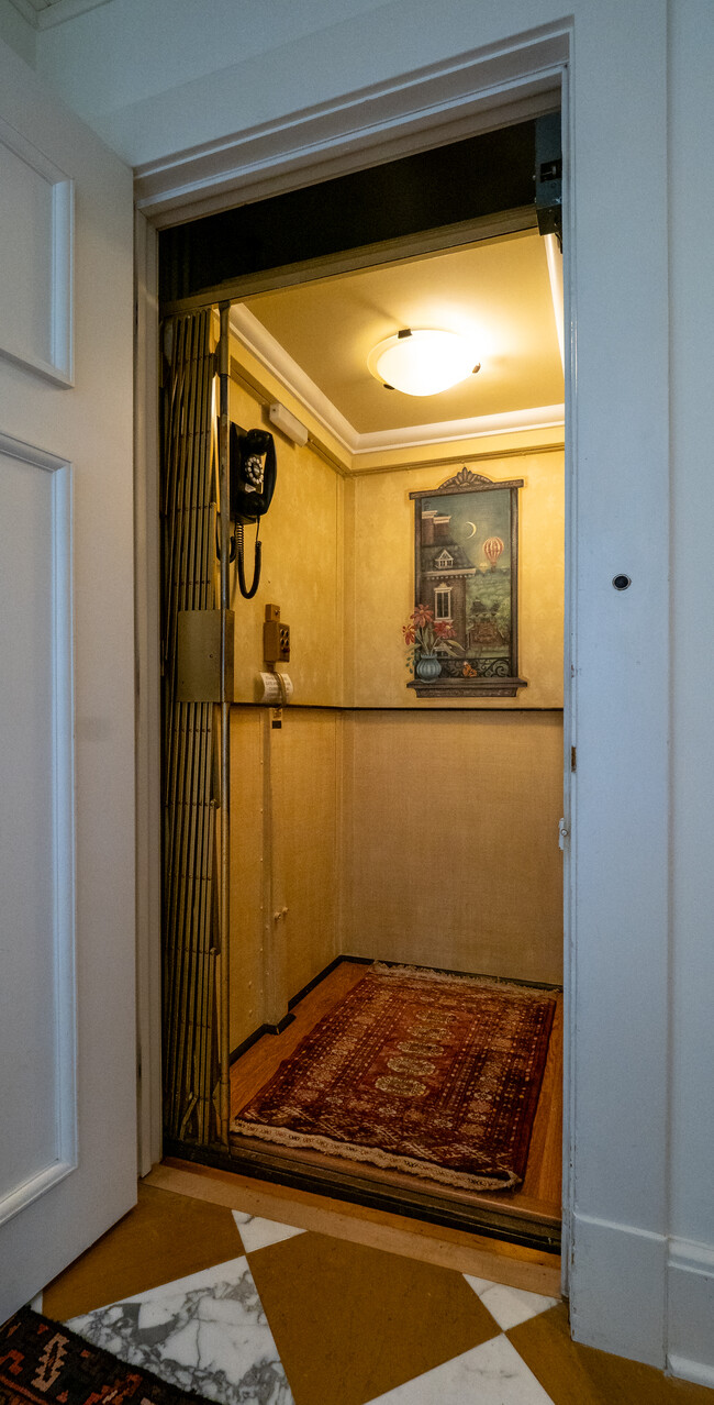 Private Elevator - 370 Summit Ave