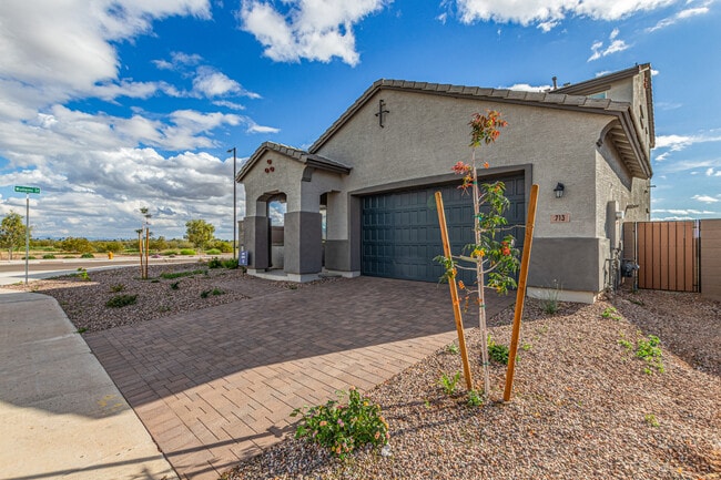 Building Photo - 713 W Longwood Dr