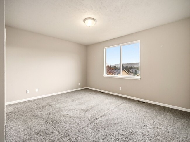 Building Photo - Spacious 5-Bedroom Home with Private Yard & Parking in Spokane