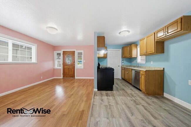 Building Photo - 657 Hurlingame Ave