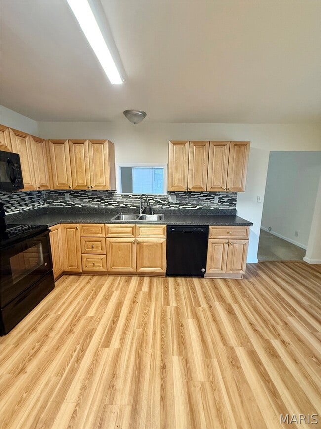 Building Photo - 455 S 6th St