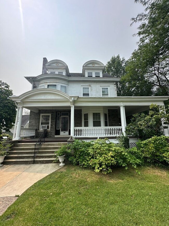 Building Photo - Beautiful Second Floor 3 Bed/1 Bath