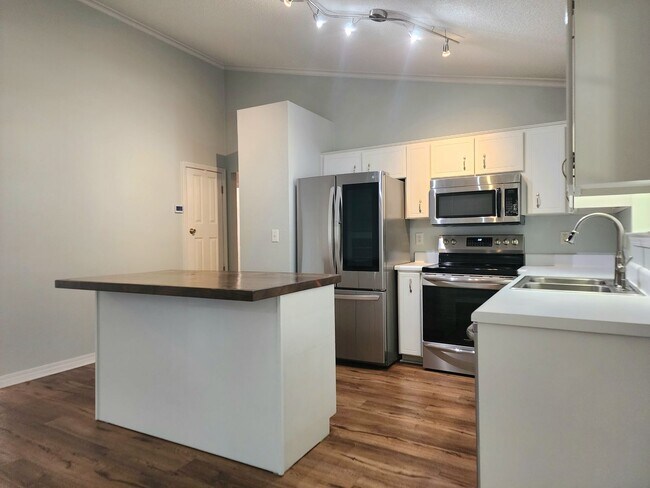 Building Photo - Adorable back yard in Gulf Shores - 3/2