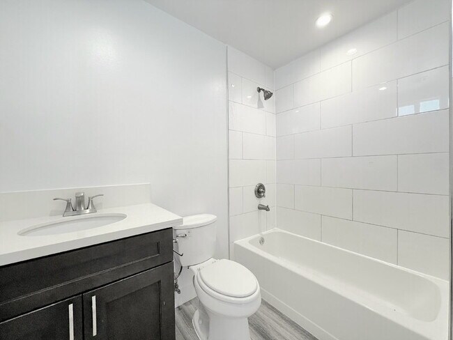 Building Photo - 827 E 74th St