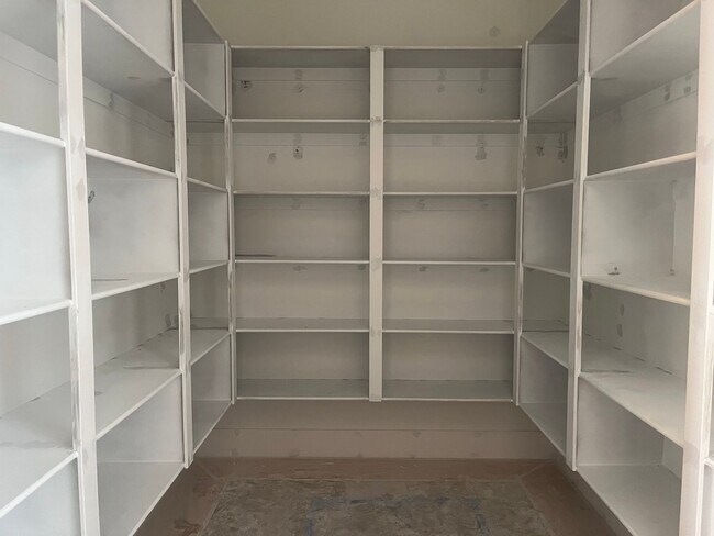 Building Photo - Gorgeous 6 bedroom with Pool and RV Garage