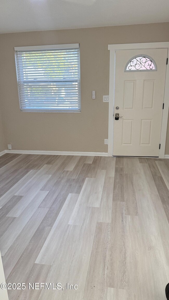 Building Photo - 696 Kestner Rd